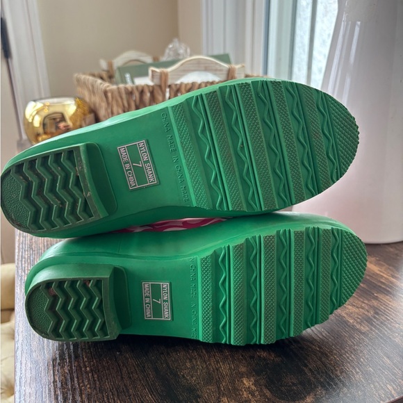 L.L. Bean Wellies Rainboots, size 7, pink and green crab design, summer, spring. - Picture 4 of 6